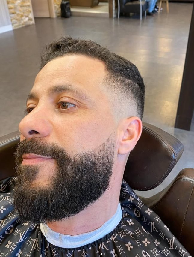 Low Fade mit Seitenscheitel, Coiffeur Oskar